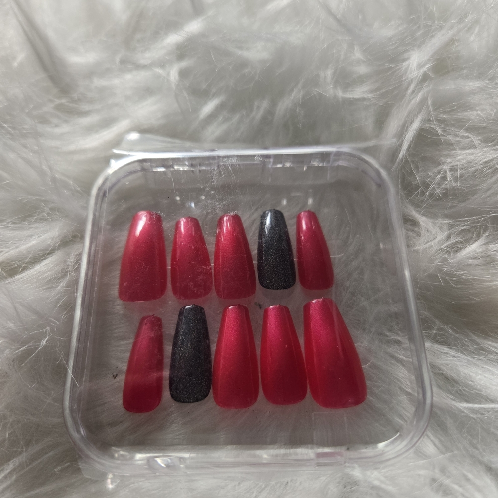Elegant Red and Black False Nails